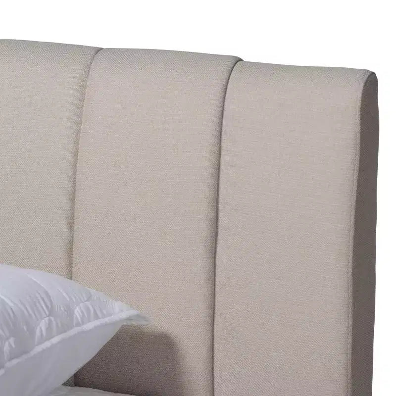 Lit plateforme King en noyer avec tête de lit capitonnée, beige