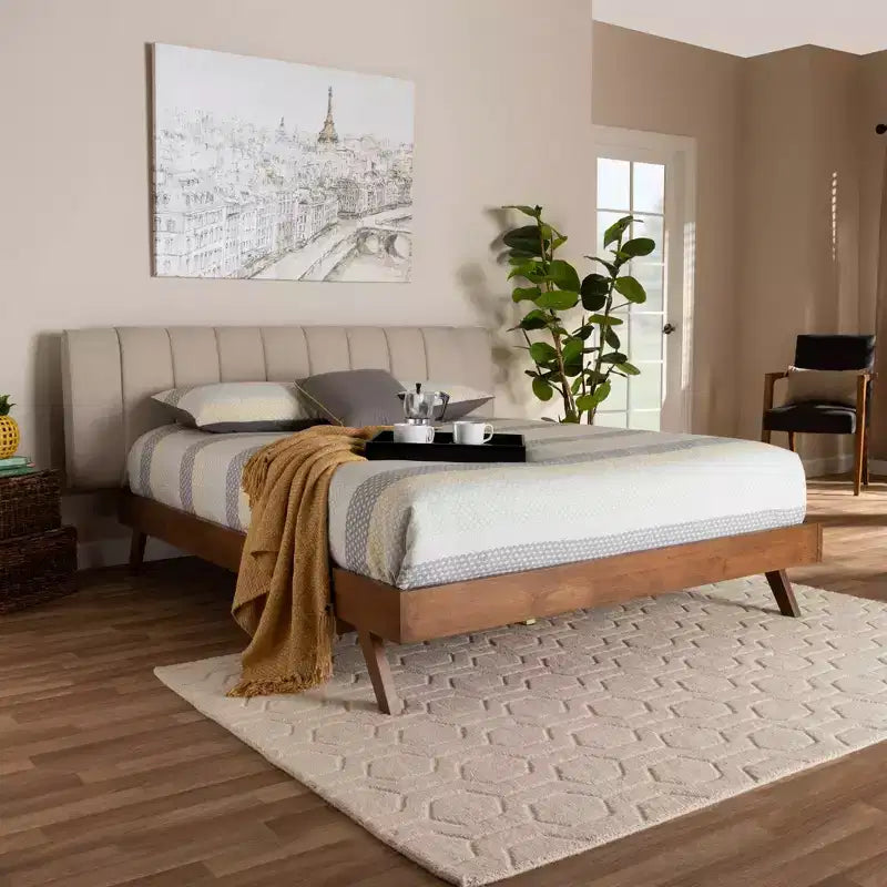 Lit plateforme King en noyer avec tête de lit capitonnée, beige