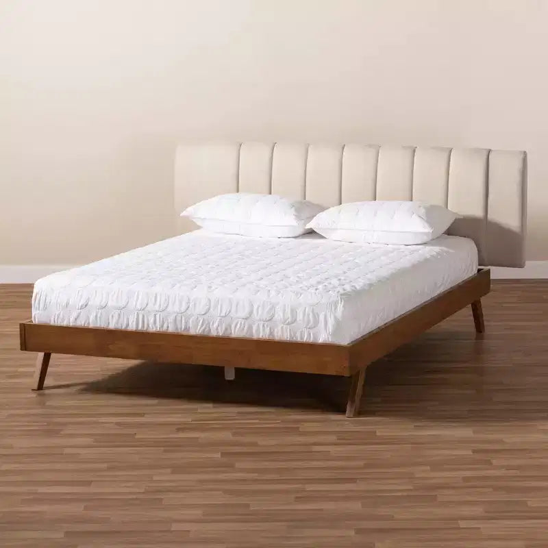 Lit plateforme King en noyer avec tête de lit capitonnée, beige